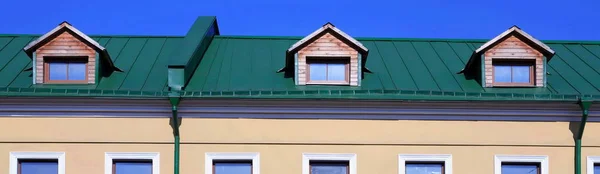 Telhado Verde Casa Com Garret Madeira — Fotografia de Stock