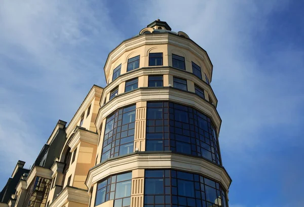 Gökyüzü Arka Planındaki Ofis Binasının Kenarı — Stok fotoğraf