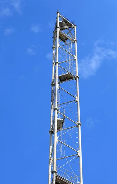 Maszt Antenowy Tle Błękitnego Nieba — Zdjęcie stockowe