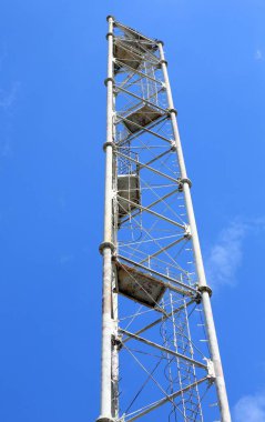 Mavi gökyüzü arka plan üzerinde anten direği