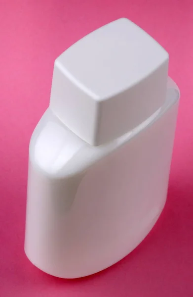 ピンクの背景の香水瓶 — ストック写真