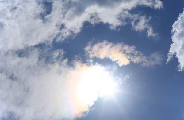 太阳和天空背景上的白云 — 图库照片