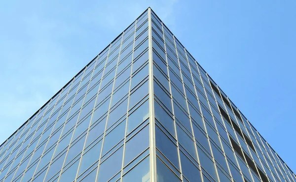 Gökyüzü Arka Planındaki Ofis Binasının Kenarı — Stok fotoğraf