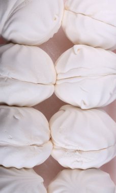 Kurak bir günde pembe zemin üzerinde bir sürü beyaz lokum