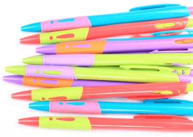 Beyaz Arkaplanda çok sayıda tükenmez kalem