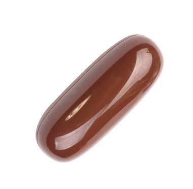 Beyaz arka planda izole edilmiş kahverengi jelatinli bir hap.