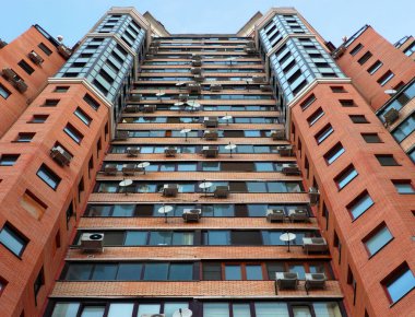 tuğla çatı katında mavi gökyüzü arka plan