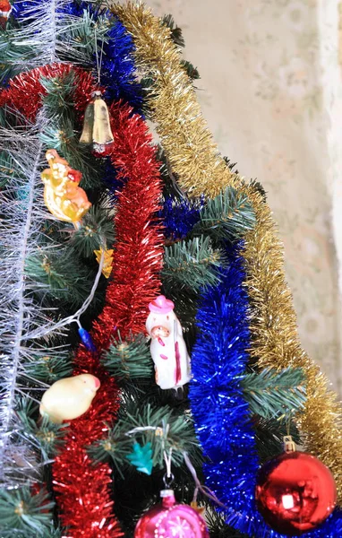 Spielzeug Auf Grüner Weihnachtstanne — Stockfoto