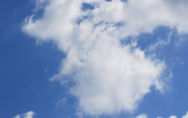 Mavi gökyüzünde bulut