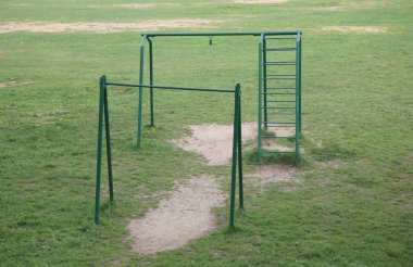 Şehir parkında yatay bar