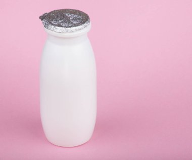 pembe bir arka plan üzerinde beyaz şişe