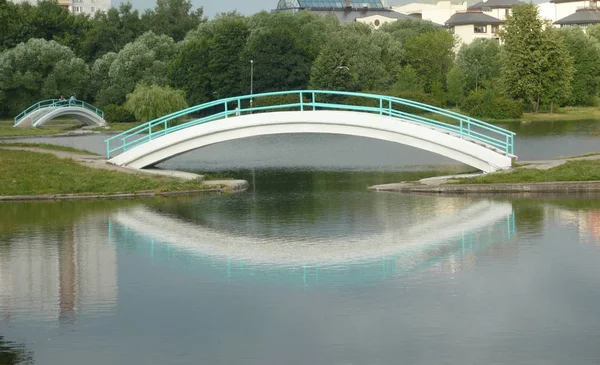 Bridge over pond in city park — Stock Photo, Image