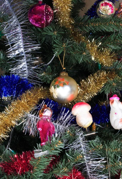 Juguetes en abeto de Navidad verde — Foto de Stock