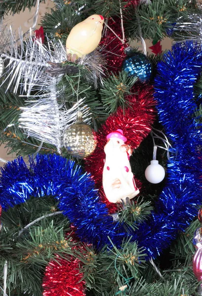 Juguetes en abeto de Navidad verde — Foto de Stock