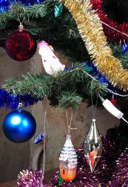 Juguetes en abeto de Navidad verde — Foto de Stock