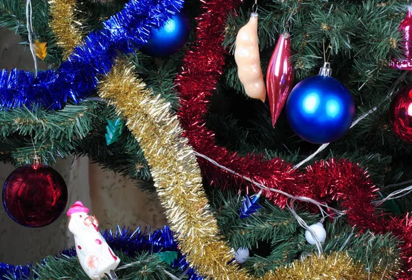 Giocattoli su abete di Natale verde — Foto Stock