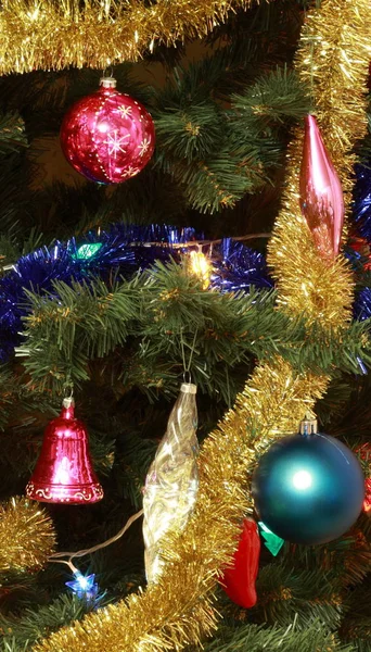 Juguetes en abeto de Navidad verde — Foto de Stock