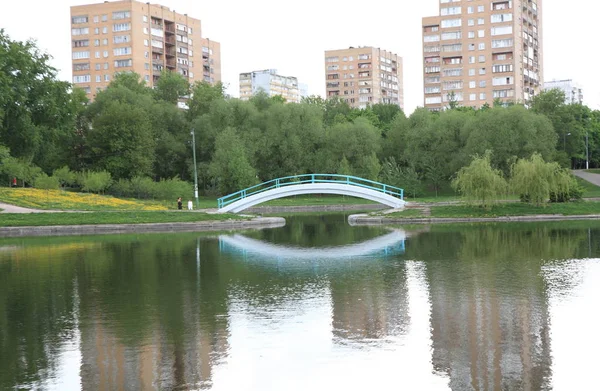 Весна в міському парку — стокове фото