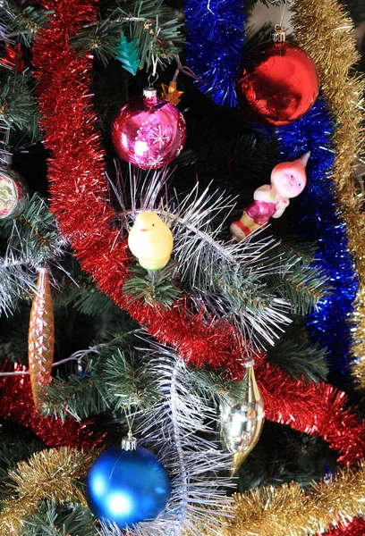 Juguetes en abeto de Navidad verde —  Fotos de Stock