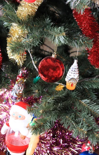 Juguetes en abeto de Navidad verde — Foto de Stock