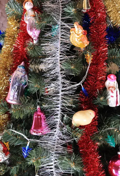 Brinquedos em abeto de Natal verde — Fotografia de Stock