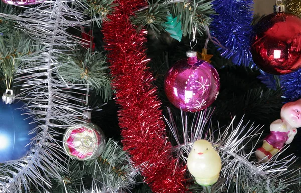 Speelgoed op groene kerst spar — Stockfoto