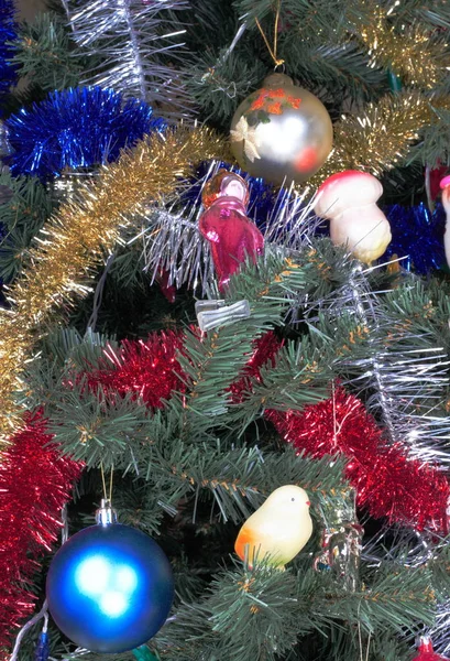 Jouets sur sapin de Noël vert — Photo