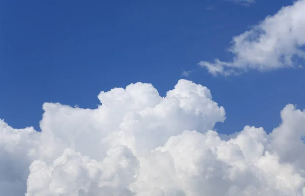 天空背景上的白云 — 图库照片