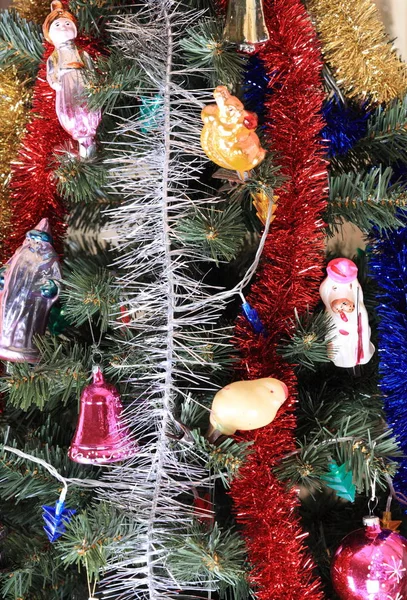 Spielzeug Auf Grüner Weihnachtstanne — Stockfoto