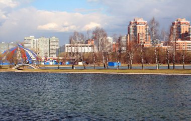 İlkbahar, gündüz şehir parkında