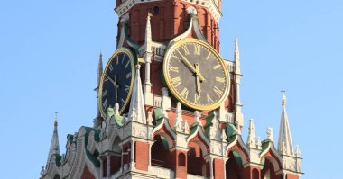 Şehir merkezinde gökyüzü arka planı üzerine Kremlin kulesi 