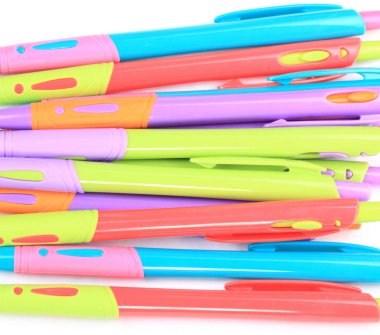 Beyaz Arkaplanda çok sayıda tükenmez kalem