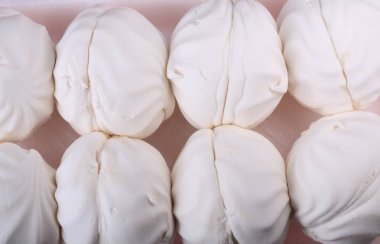 Kurak bir günde pembe zemin üzerinde bir sürü beyaz lokum