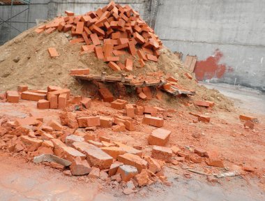 Gündüzleri kırmızı tuğla yığını