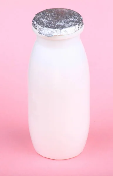 粉红色的背景上的白瓶 — 图库照片