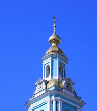 kilise kulesi gökyüzü arka plan üzerinde şehir merkezinde