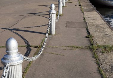 Nehir limanının çiti