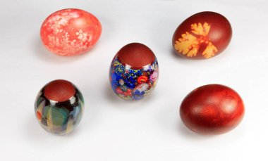 Gri arkaplanda Paskalya yumurtası