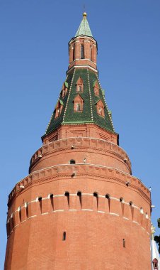 Kuru bir güneşli gün gökyüzü arka plan üzerinde Kulesi Kremlin