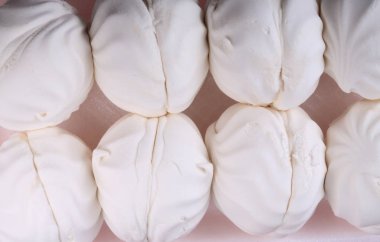 Kurak bir günde pembe zemin üzerinde bir sürü beyaz lokum