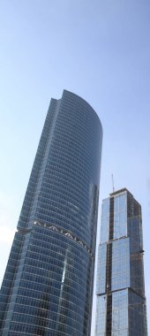 Gökdelen gün içinde gökyüzü arkaplanında gelişir