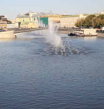 Nehirdeki birçok çeşme