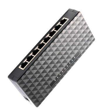 Kurak günde siyah 8 Port Plastik Ethernet Anahtarı beyaz arkaplanda izole edildi