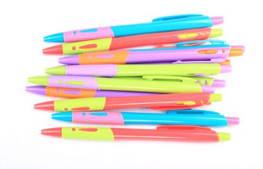 Beyaz Arkaplanda çok sayıda tükenmez kalem