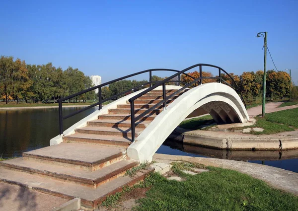 Ponte Sobre Lagoa Com Handhold — Fotografia de Stock