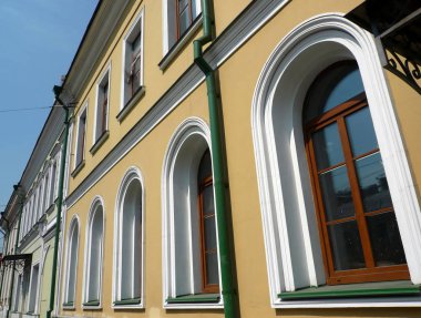 eski sarı yeşil fırtına aşağı boru ile gün bina