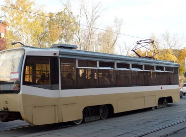 bir gün sokakta tramvay hattı