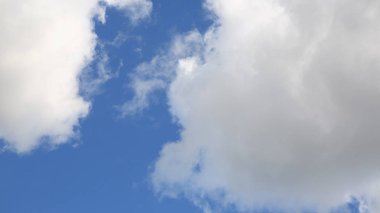 Mavi gökyüzünde bulut