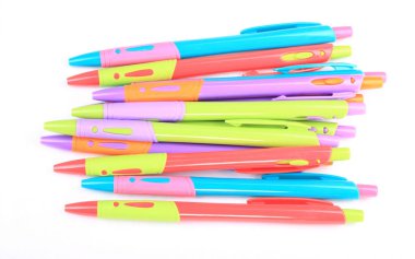 Beyaz Arkaplanda çok sayıda tükenmez kalem