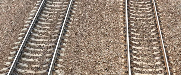 砂利の背景に日の鉄道 — ストック写真